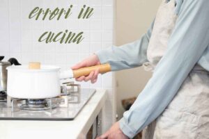 persona che mette pentola sul fuoco