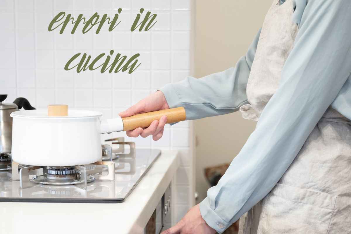 persona che mette pentola sul fuoco