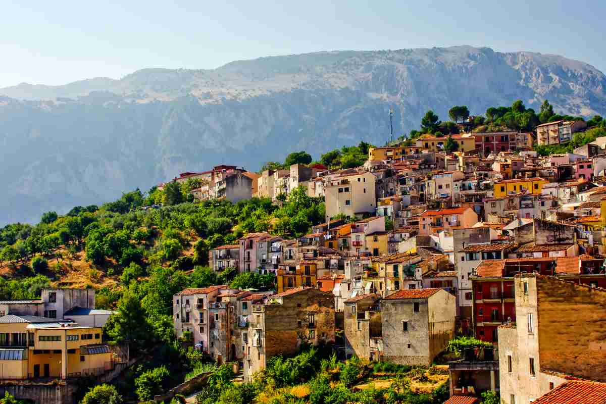 veduta dall'alto di case e montagna