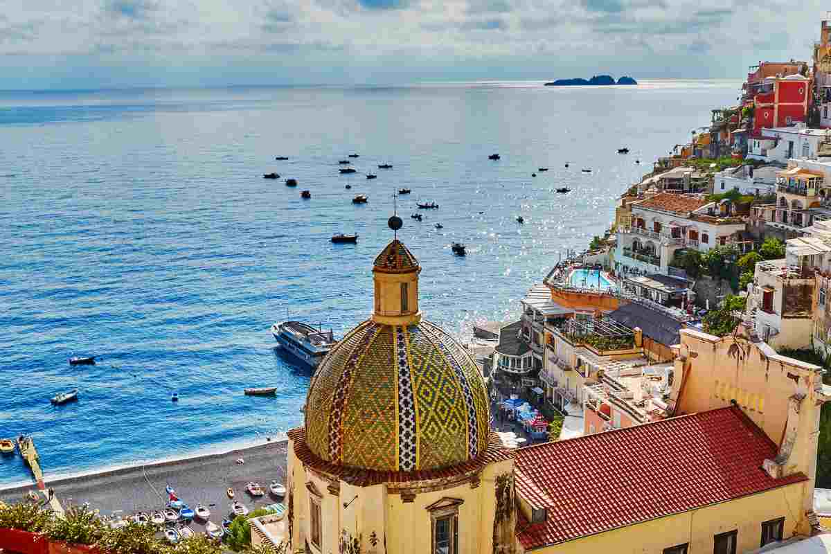 vista sul mare con primo piano campanile