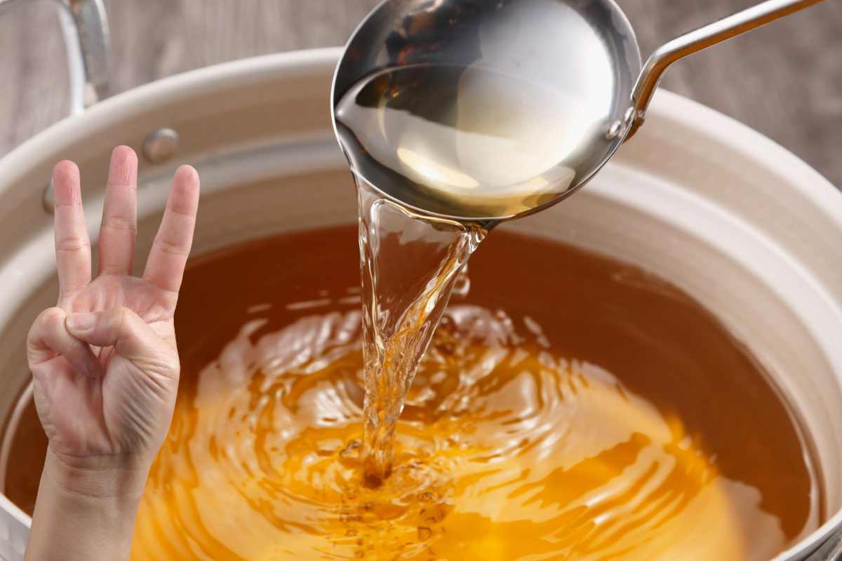 brodo e segno tre con la mano