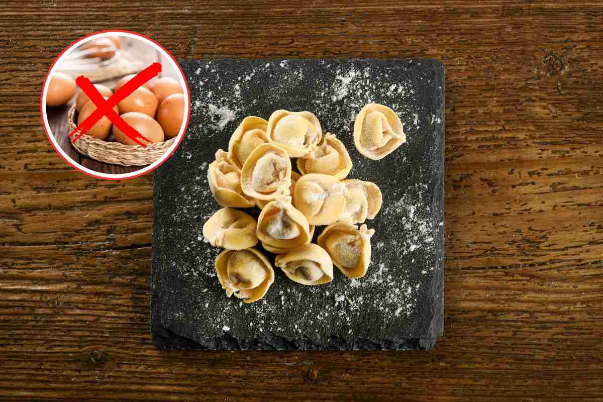 vassoio con cappelletti e cerchi con uova sbarrate da una x rossa
