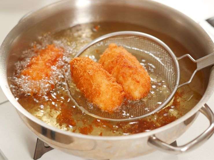 pentola piena di olio in cui vengono fritti i panzerotti