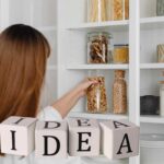 donna che tocca contenitori in vetro nella dispensa e scritta idea