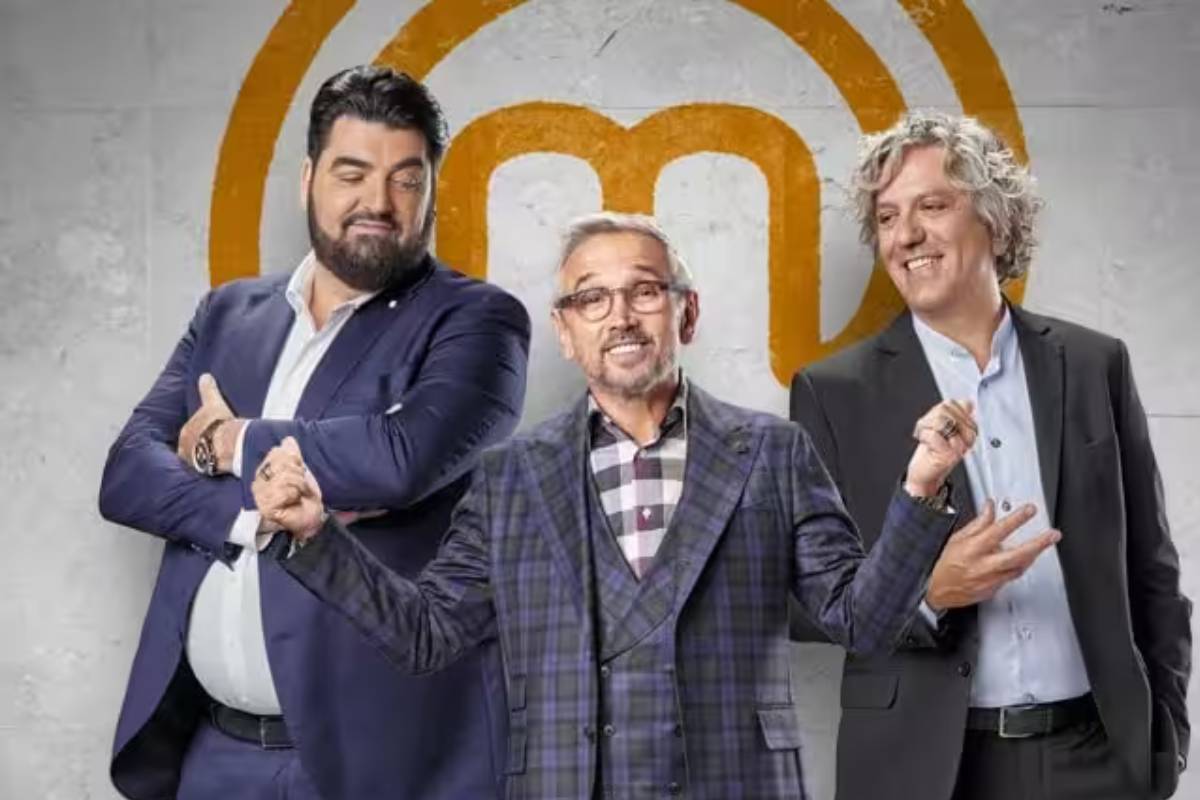 giudici di masterchef con dietro logo del programma
