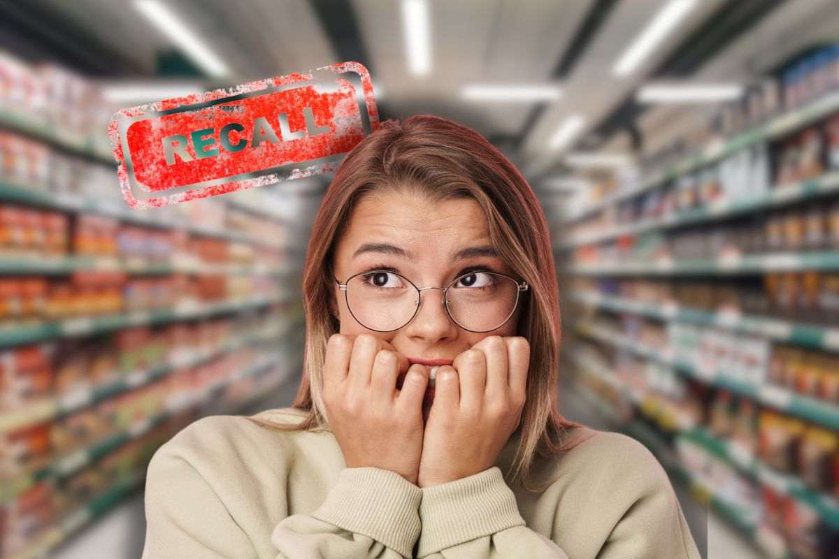 scaffali di un supermercato, scritta 'recall' in rosso e donna spaventata con mani in faccia