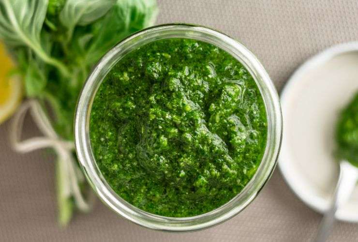 pesto di basilico in un contenitore di vetro