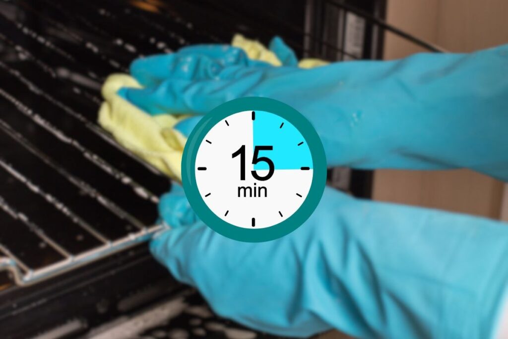 persona che pulisce forno e in primo piano timeri che segna 15 minuti