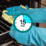 persona che pulisce forno e in primo piano timeri che segna 15 minuti