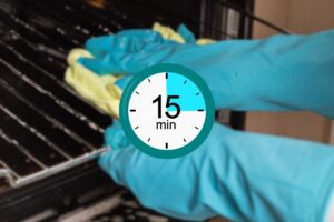 persona che pulisce forno e in primo piano timeri che segna 15 minuti