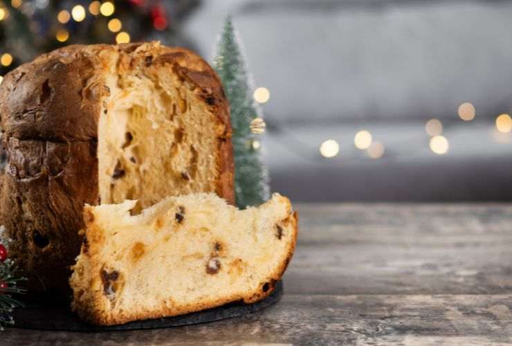 panettone con canditi su tavolo di legno