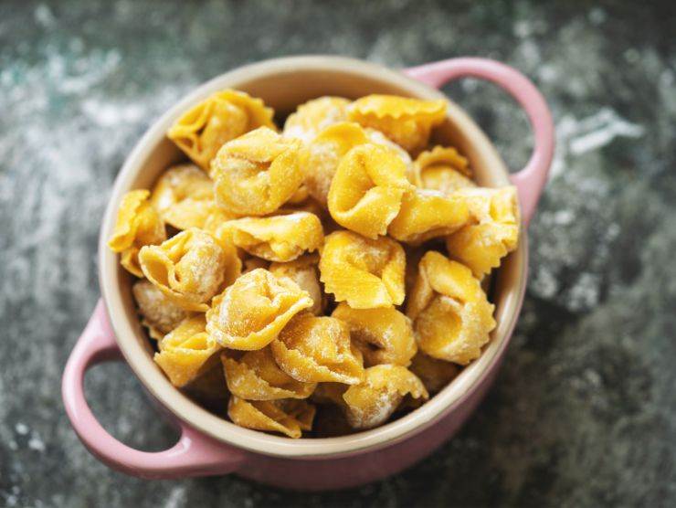 pentolina piena di cappelletti da cuocere