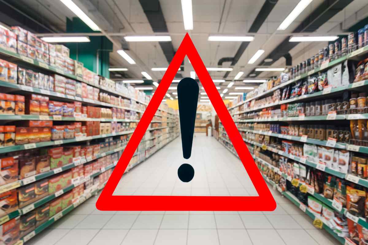 corsia supermercato e simbolo attenzione in rosso