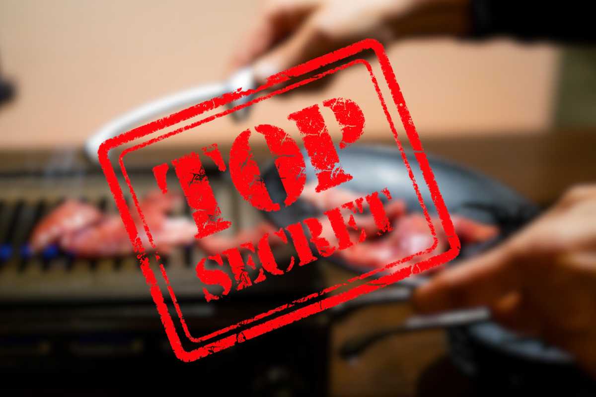 chef che prende carne dalla griglia e scritta top secret