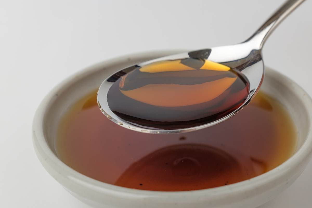 colatura di alici con cucchiuaio e ciotolina