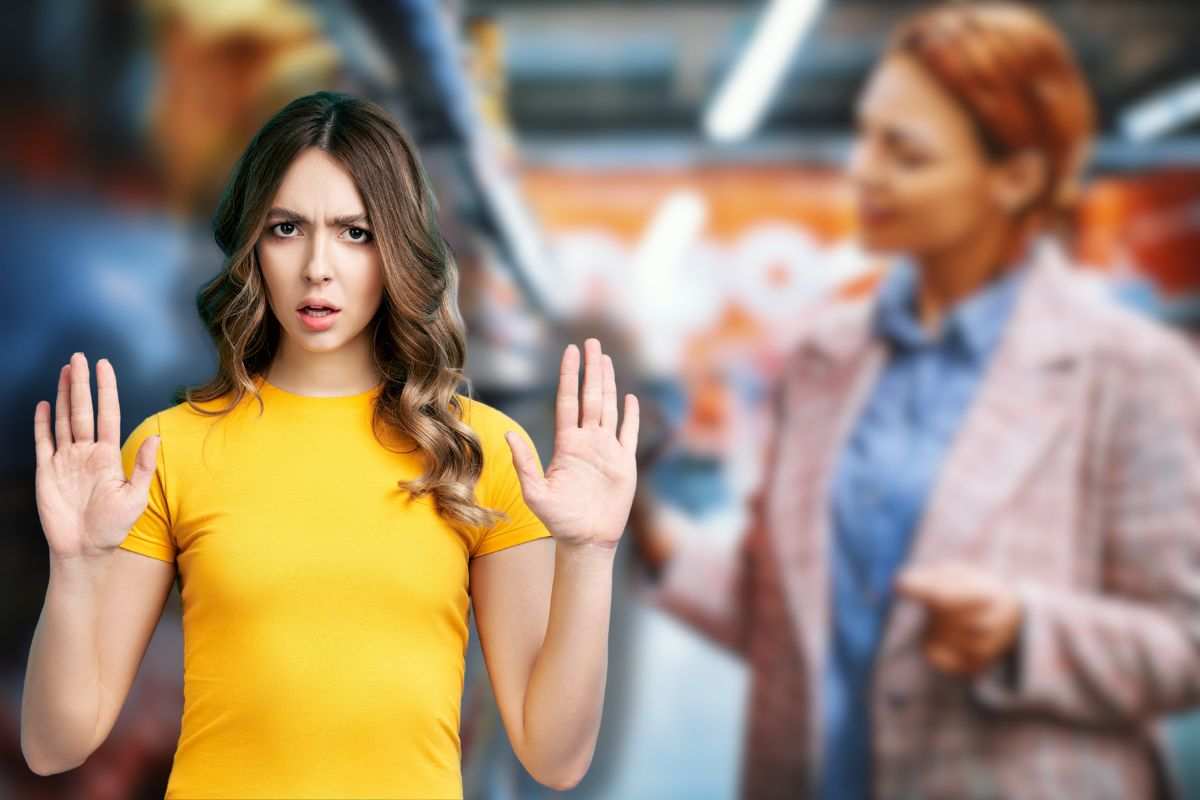 donna al supermercato con in mano un barattolo e donna allarmata che fa stop con le mani