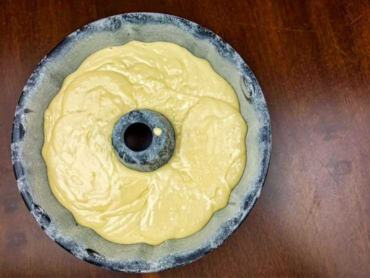 torta in uno stampo a ciambella pronto per essere infornato