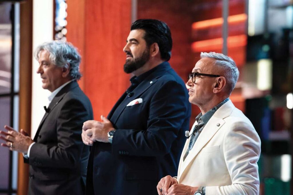 giudici di masterchef con sfondo rosso