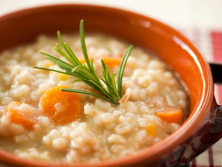 pentola di coccio con minestra d'orzo
